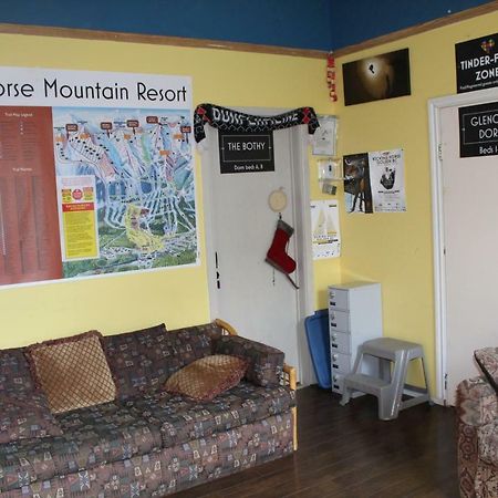 Kicking Horse Backpacker Hostel โกลเดน ภายนอก รูปภาพ
