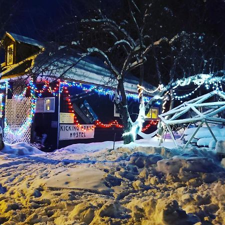 Kicking Horse Backpacker Hostel โกลเดน ภายนอก รูปภาพ