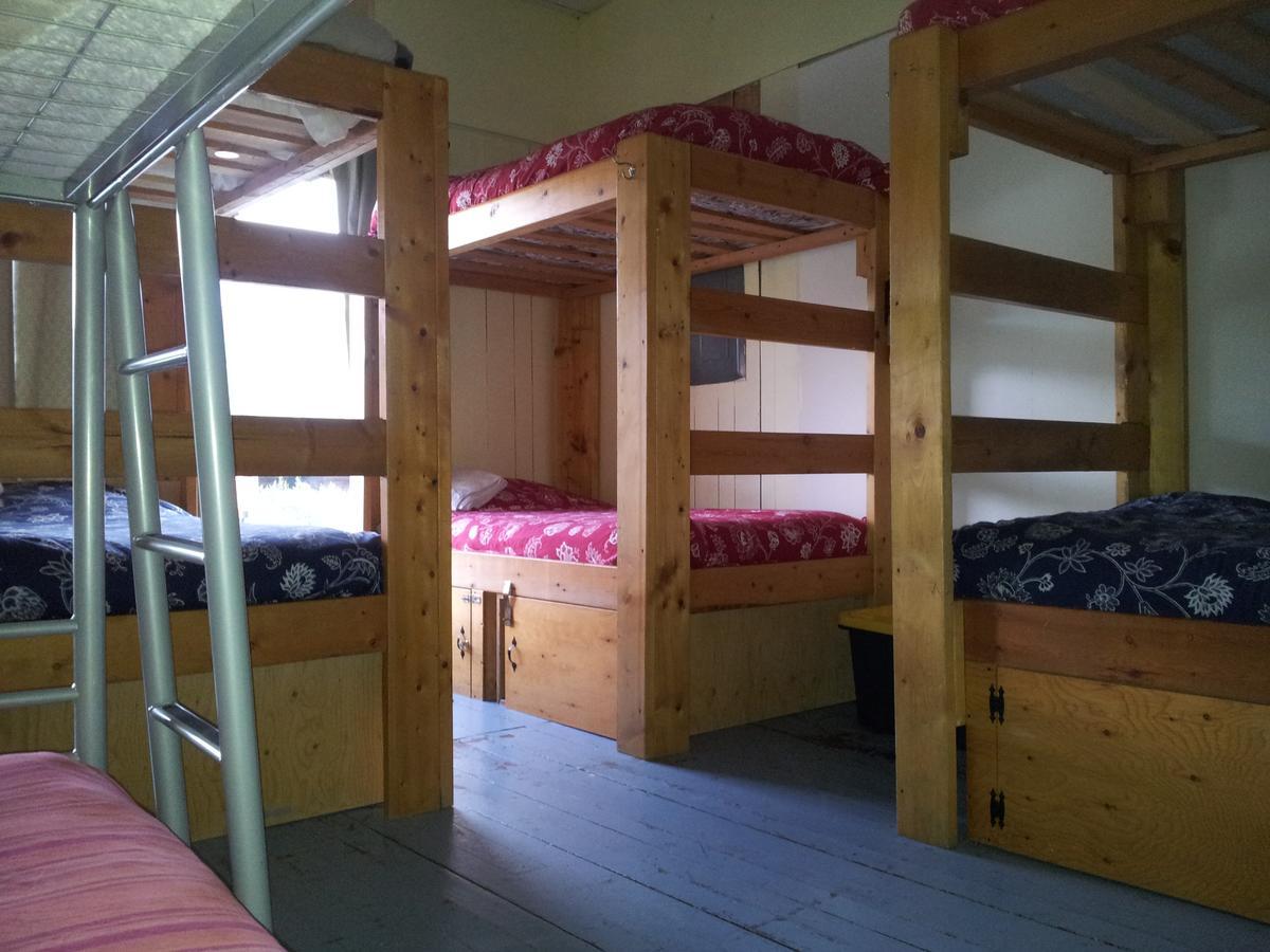 Kicking Horse Backpacker Hostel โกลเดน ภายนอก รูปภาพ