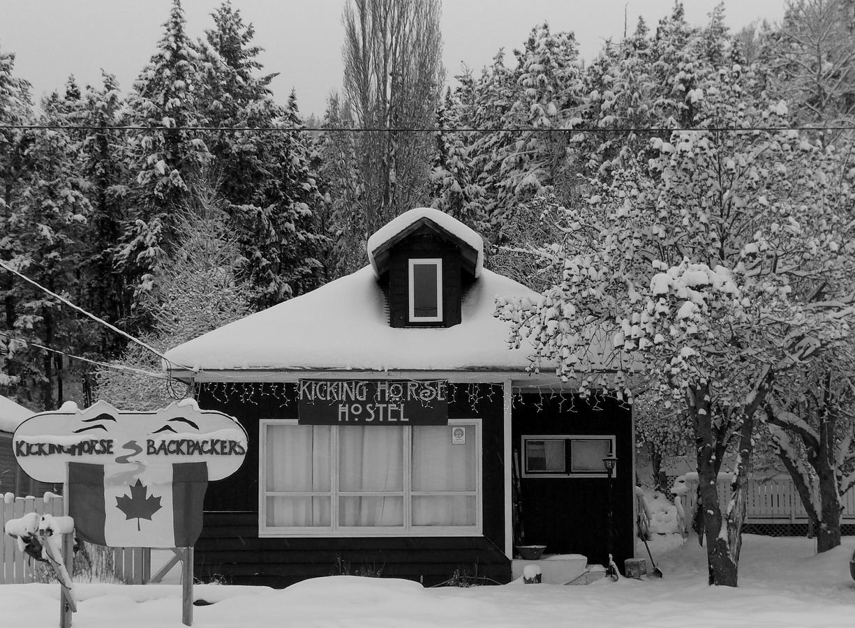 Kicking Horse Backpacker Hostel โกลเดน ภายนอก รูปภาพ