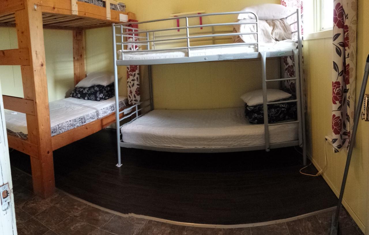 Kicking Horse Backpacker Hostel โกลเดน ภายนอก รูปภาพ