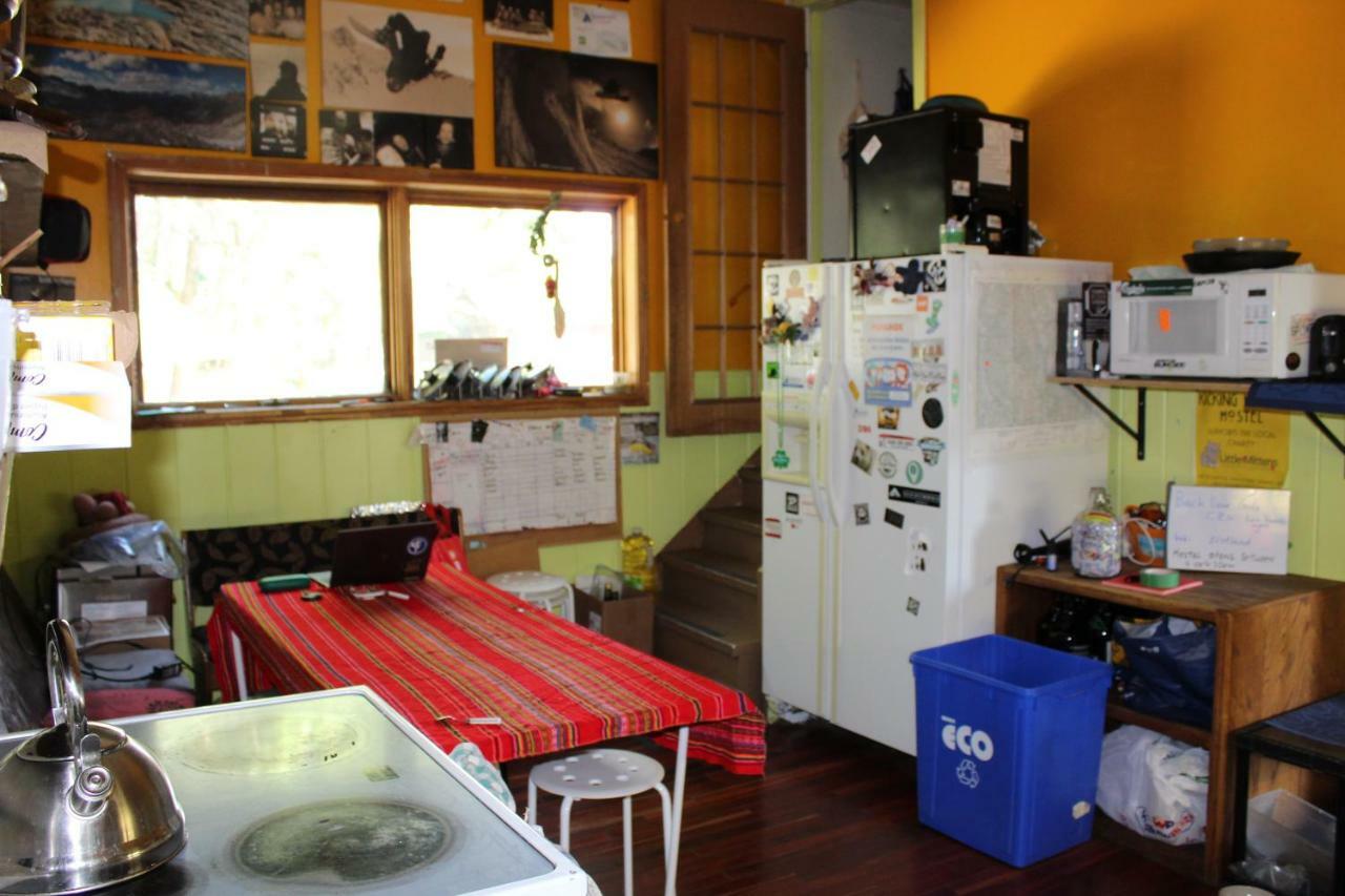 Kicking Horse Backpacker Hostel โกลเดน ภายนอก รูปภาพ