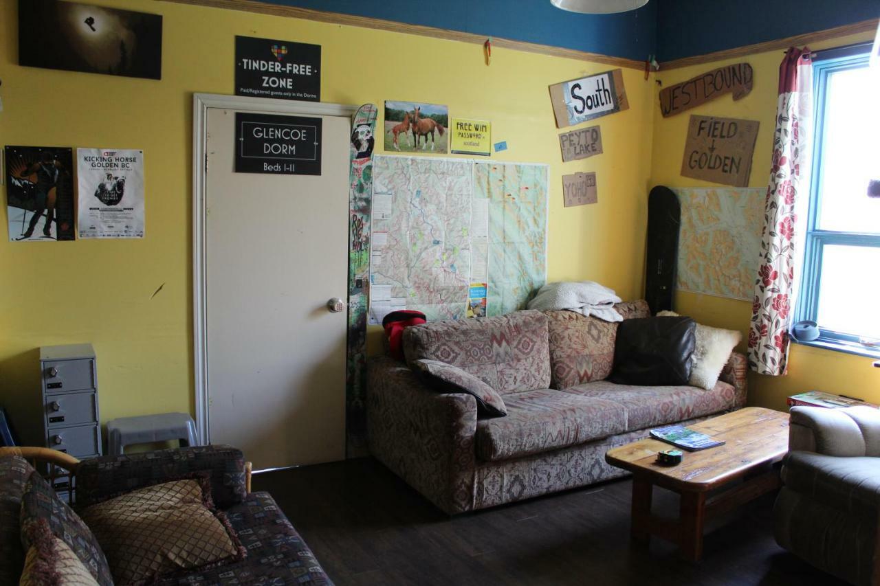 Kicking Horse Backpacker Hostel โกลเดน ภายนอก รูปภาพ