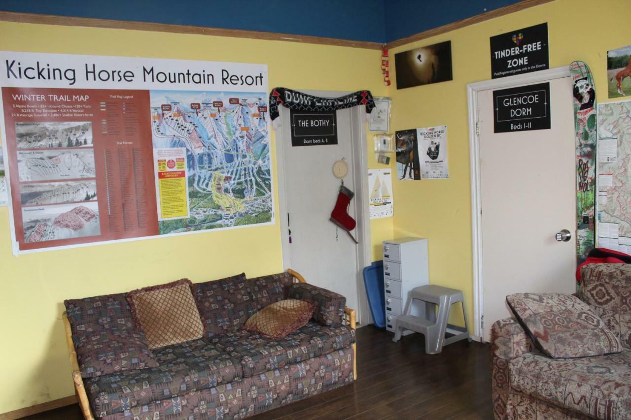 Kicking Horse Backpacker Hostel โกลเดน ภายนอก รูปภาพ