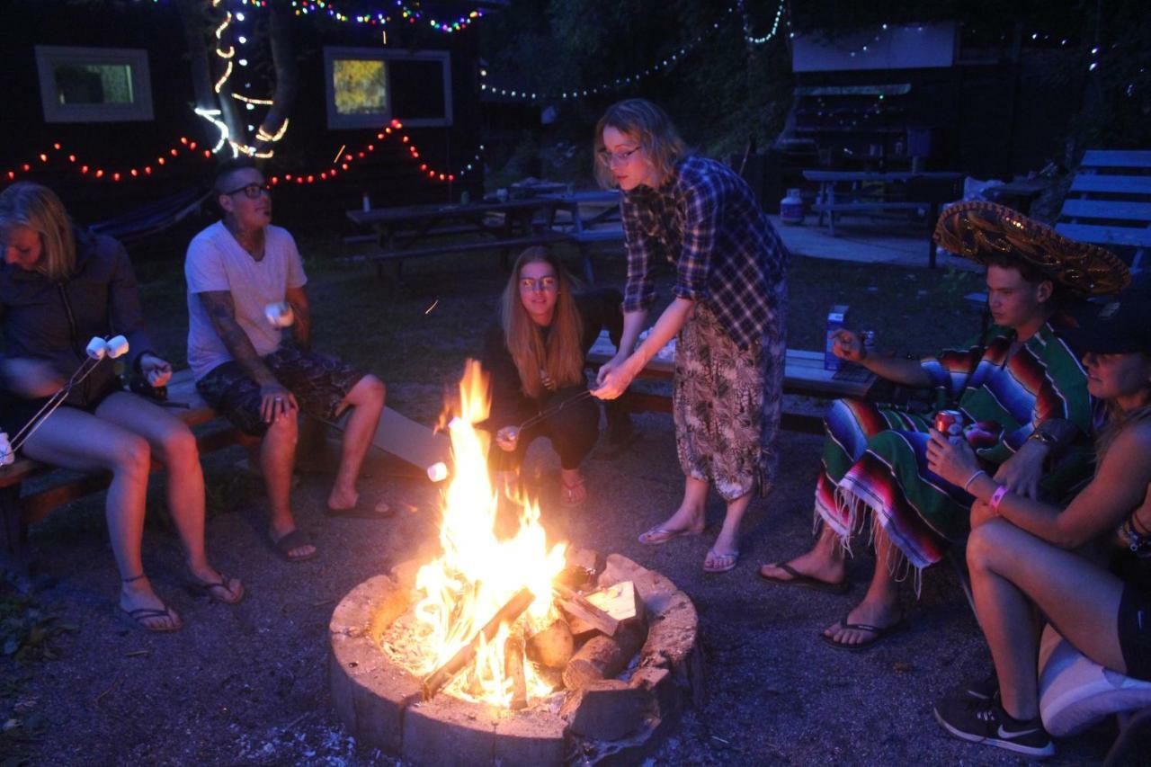Kicking Horse Backpacker Hostel โกลเดน ภายนอก รูปภาพ