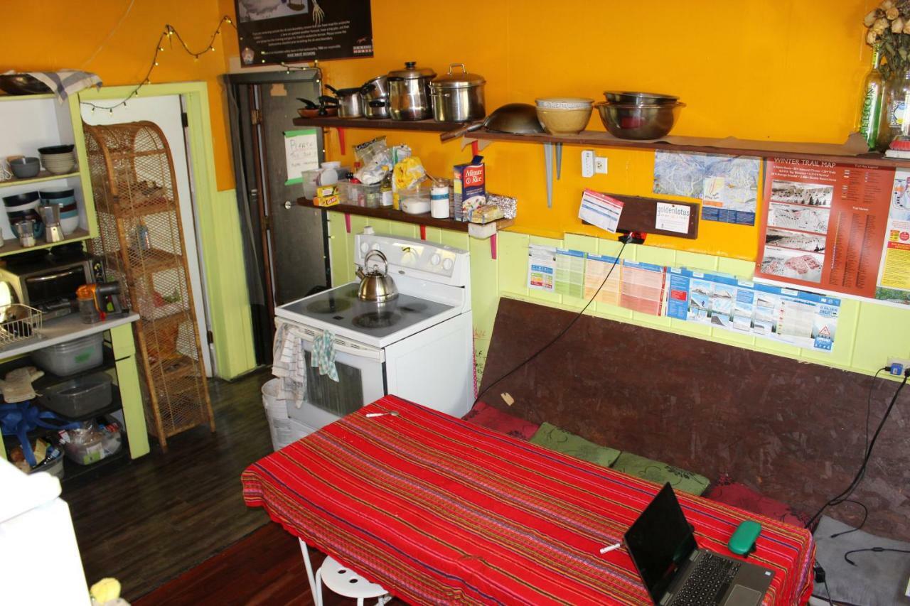 Kicking Horse Backpacker Hostel โกลเดน ภายนอก รูปภาพ