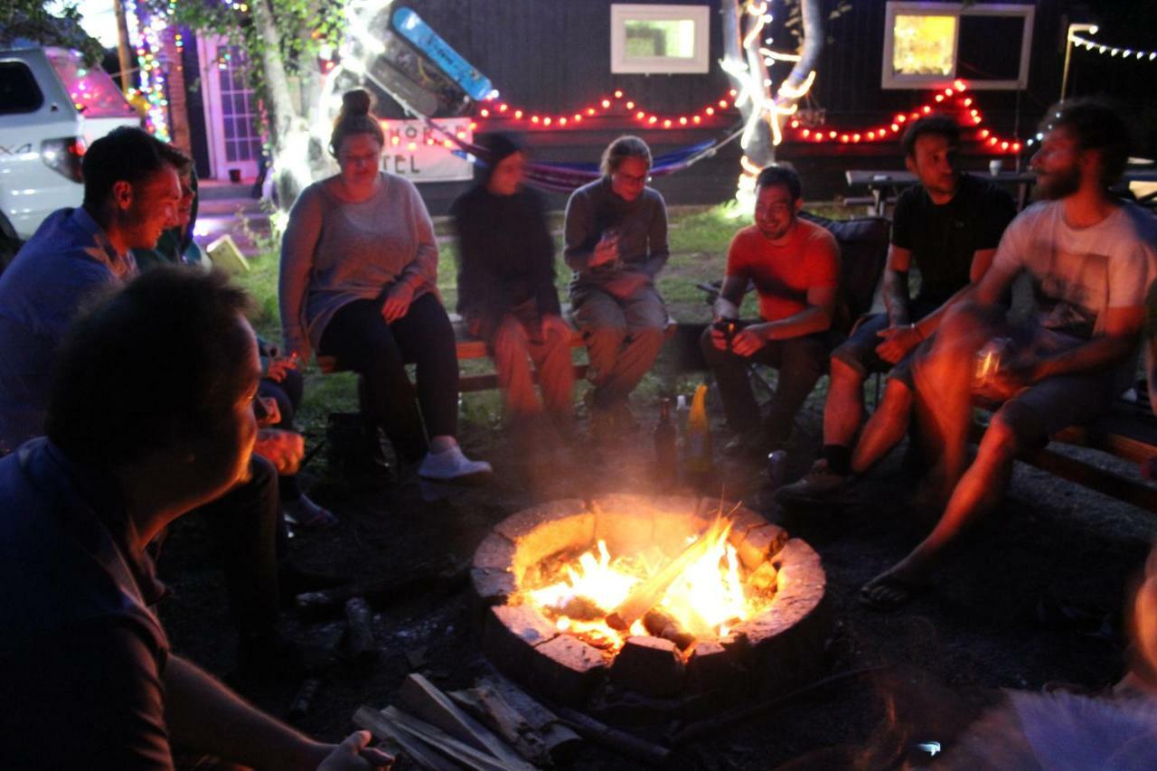 Kicking Horse Backpacker Hostel โกลเดน ภายนอก รูปภาพ